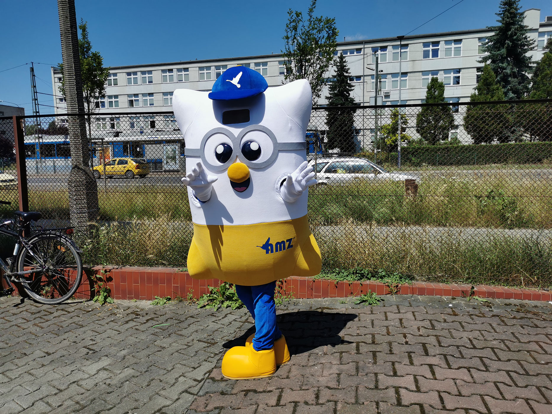 N fotografii widnieje kostium reklamowy poduszka pozujący do zdjęcia na jednej z krakowskich ulic